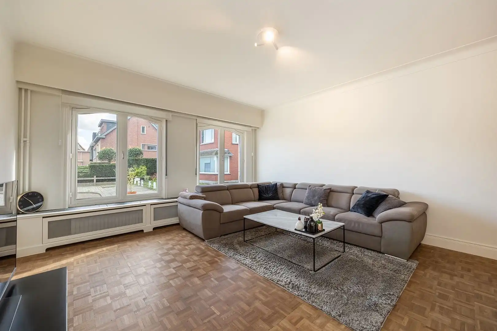 Gerenoveerde woning met vier slaapkamers en garage op rustige locatie foto 3