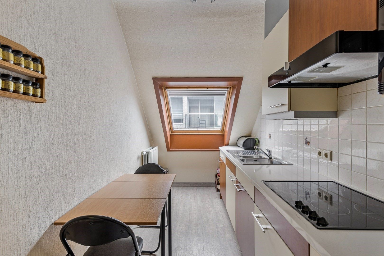 Mooi 2-slaapkamerappartement met garage in het centrum van Deerlijk! foto 9