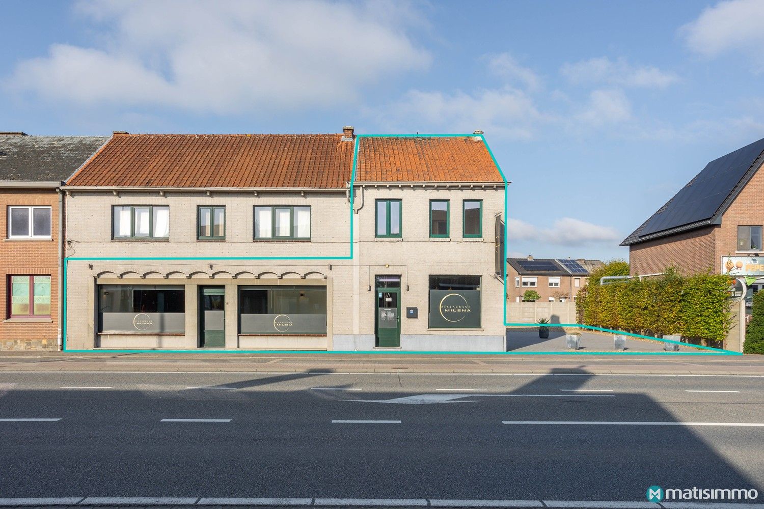 RUIM HANDELSPAND MET PARKING EN TERRAS GELEGEN AAN EEN DRUKKE BAAN TE REKEM foto {{pictureIndex}}