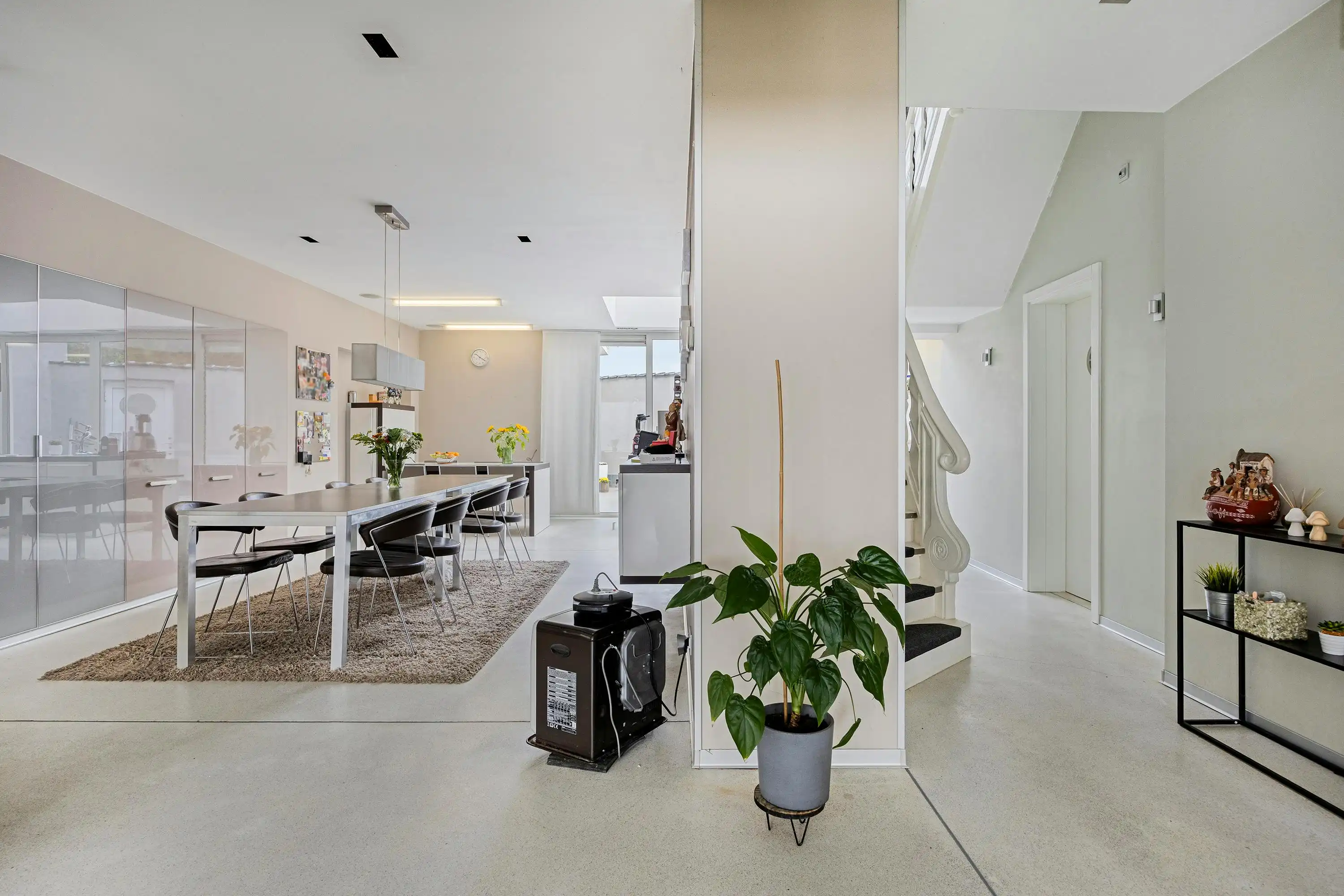 Veelzijdig eigendom met ruime woning, handelspand en magazijn foto 5