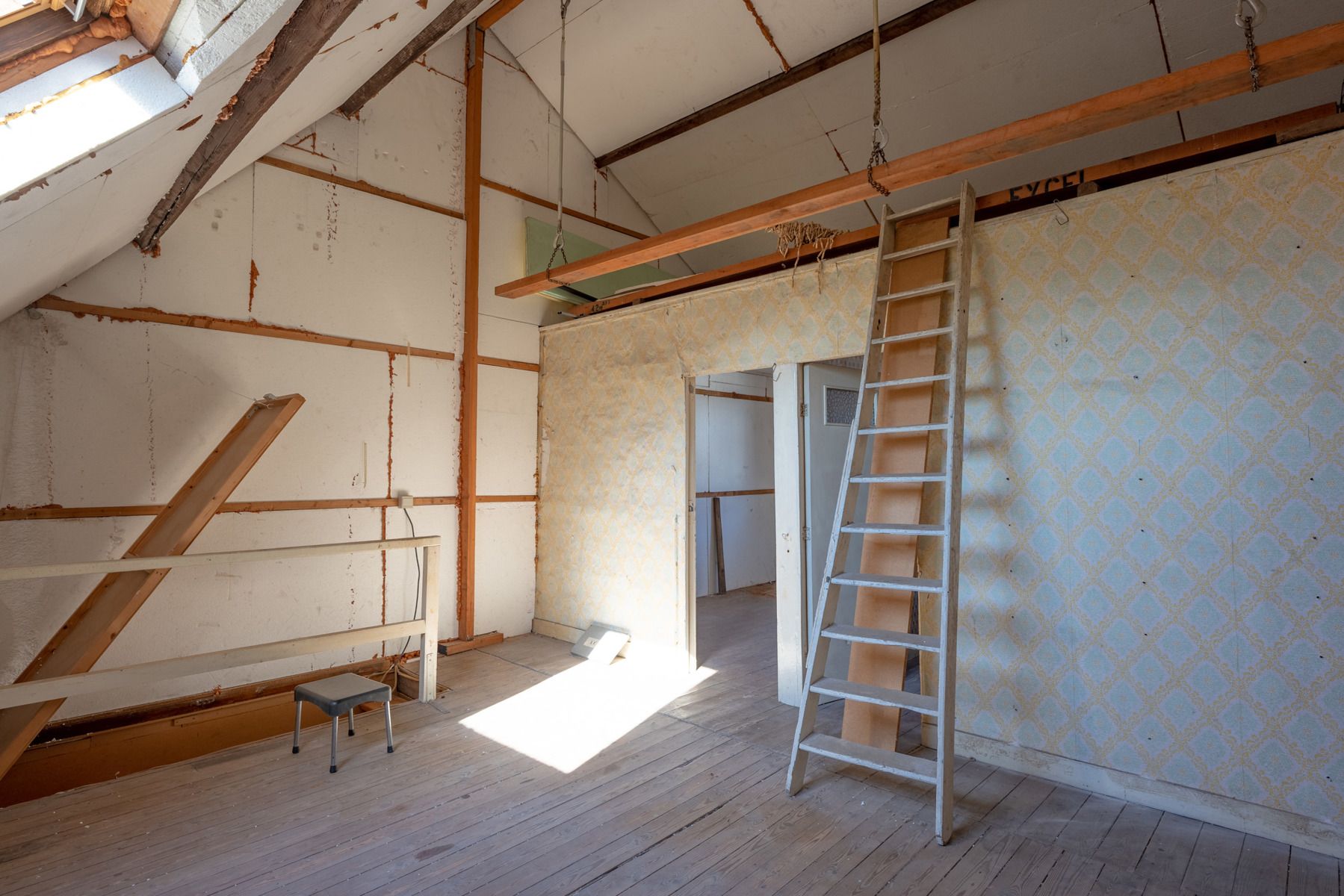 Te renoveren woning met handige zij-ingang en grote tuin foto 8