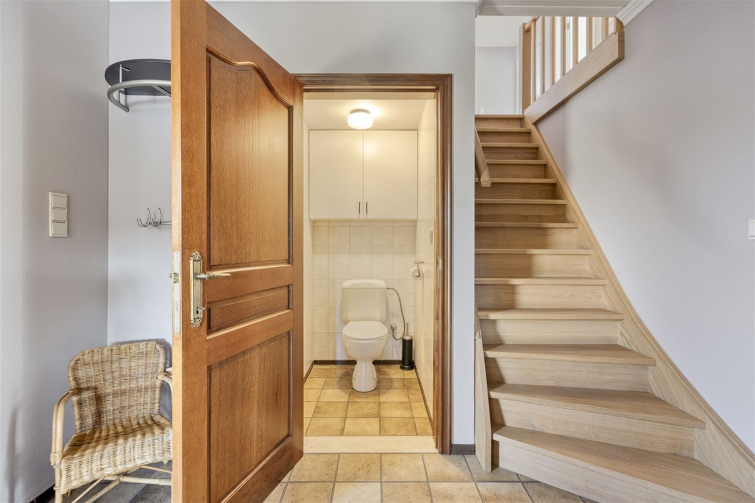 Ruime gezinswoning voorzien van 5 slaapkamers, garage, kelder en tuin nabij het centrum van Neeroeteren. Tevens mogelijkheden voor het uitoefenen van een vrij beroep, praktijkruimte, kapsalon, etc.  foto 13