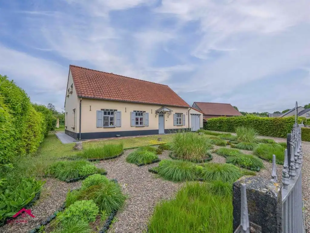 Hoofdfoto van de publicatie: Karaktervolle, vrijstaande woning op riant perceel