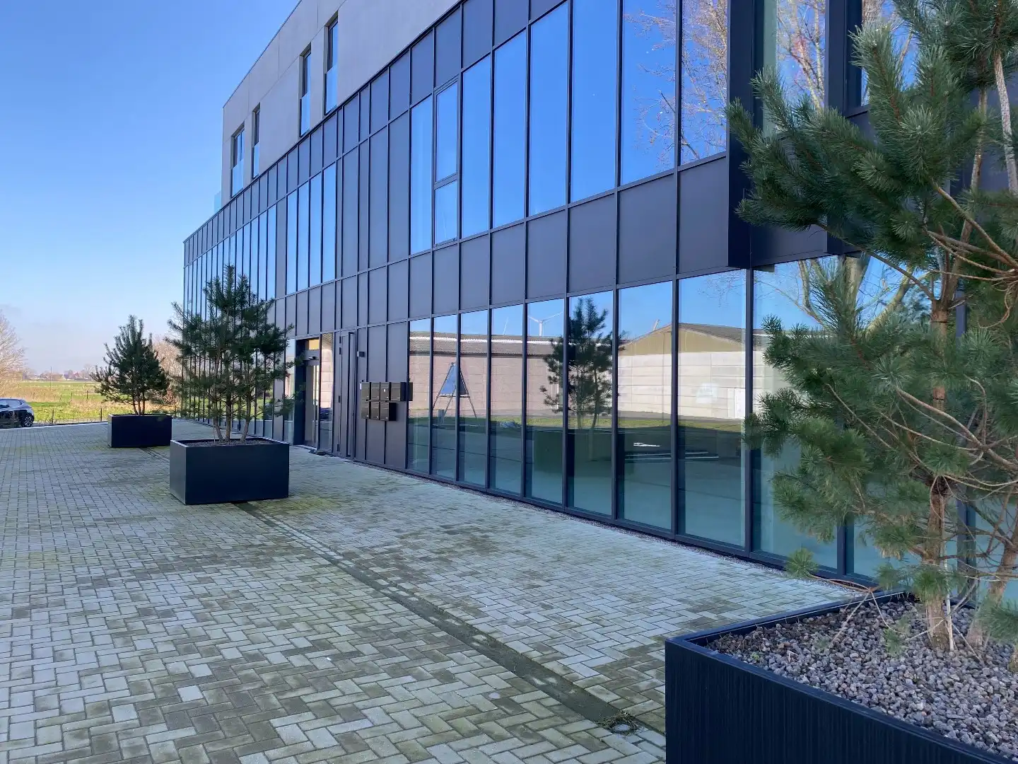 Te Huur: Casco handelsruimte van 1000m² – Flexibel in te richten foto 2