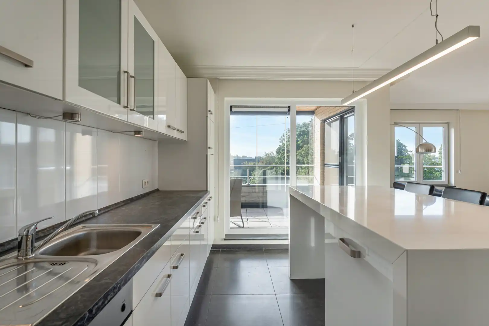 Exclusief penthouse met ruim terras, 2 slpk, extra brede autostaanplaats, centrum Houthalen foto 15