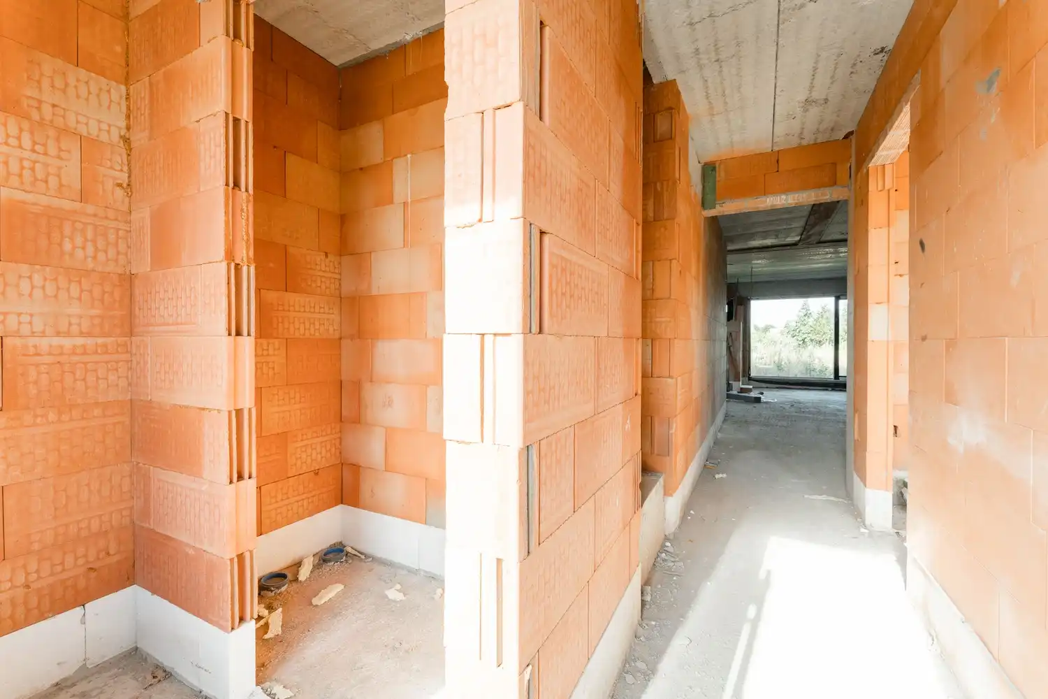 Ruime half open SEMI CASCO gezinswoning op een mooi perceel foto 3