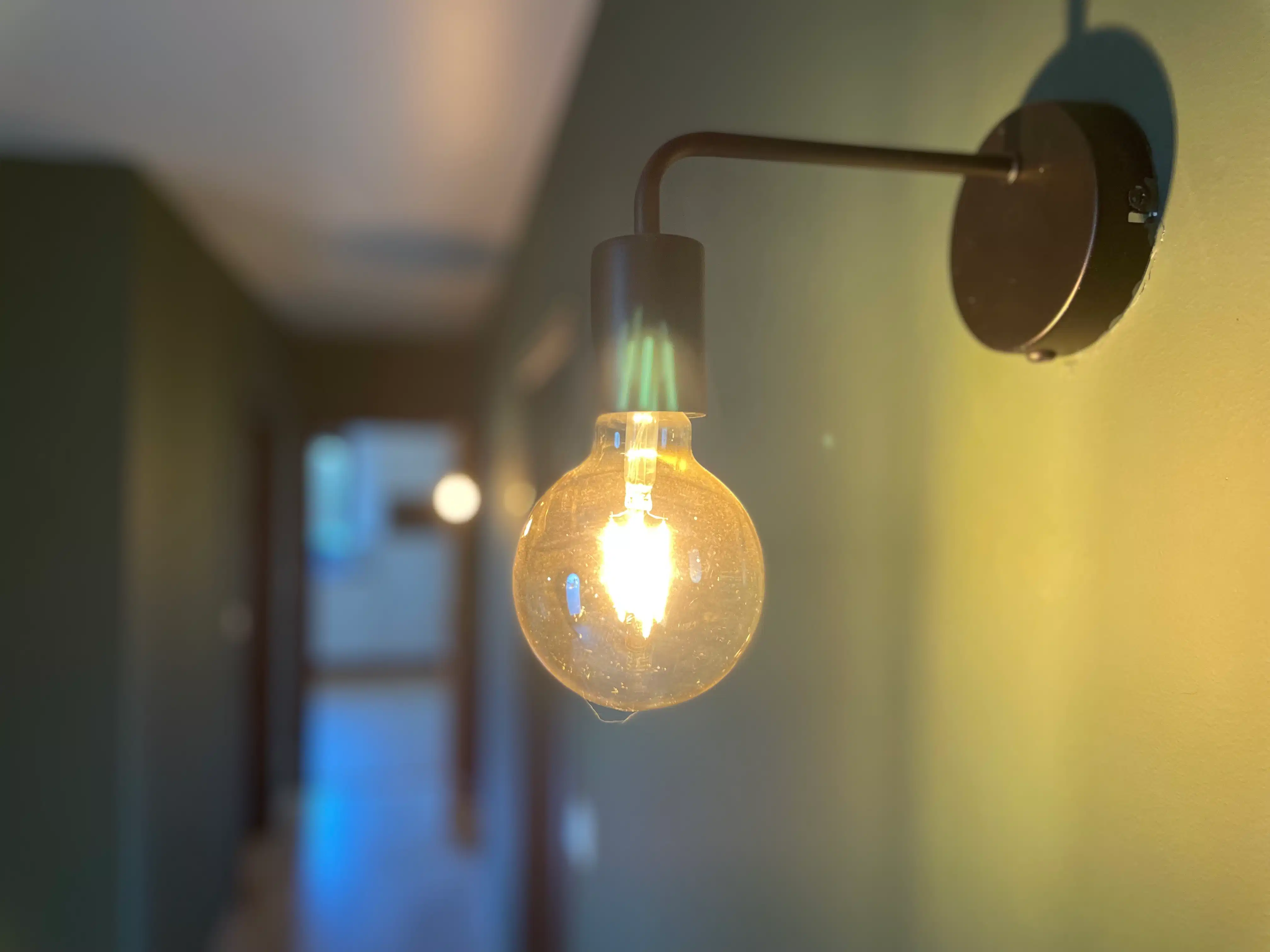 Ruime bungalow met drie slaapkamers en inpandige garage op een perceel van 10a37ca. foto 4