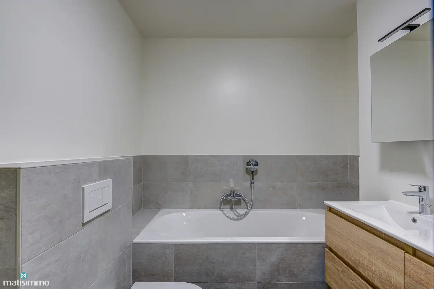 RUIM NIEUWBOUW APPARTEMENT MET 2 SLAAPKAMERS, TERRAS, GARAGE, AUTOSTAANPLAATS EN KELDERBERGING TE BEVERST foto 16