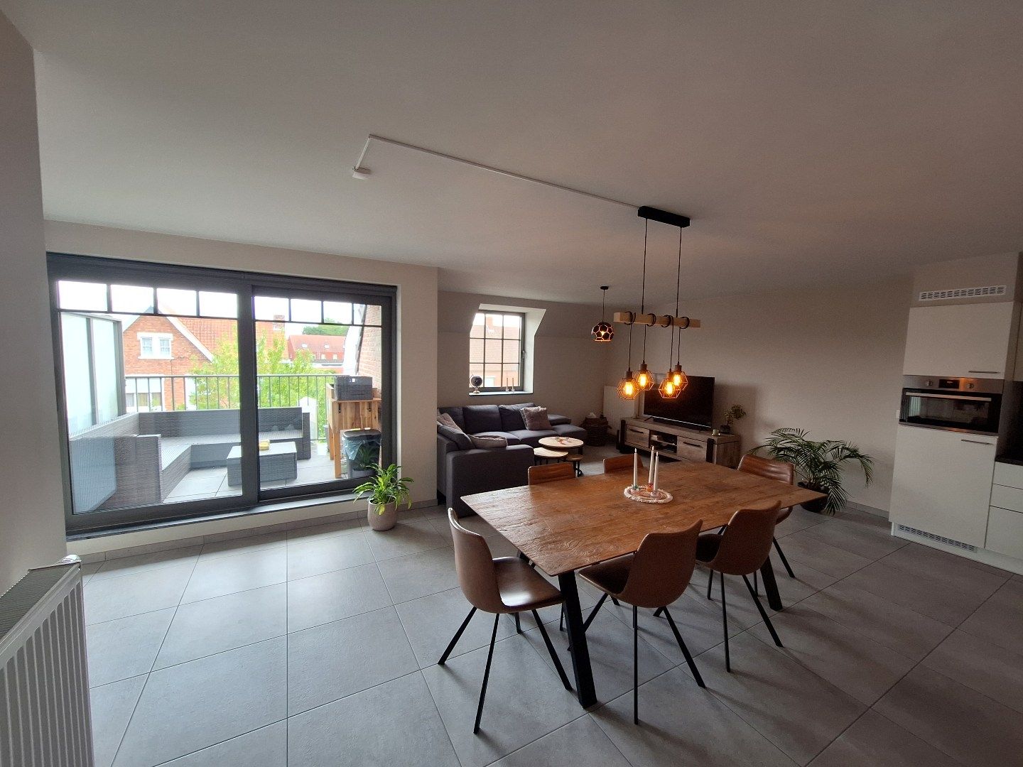 Recent appartement met 2 slaapkamers en 2 autostaanplaatsen foto {{pictureIndex}}