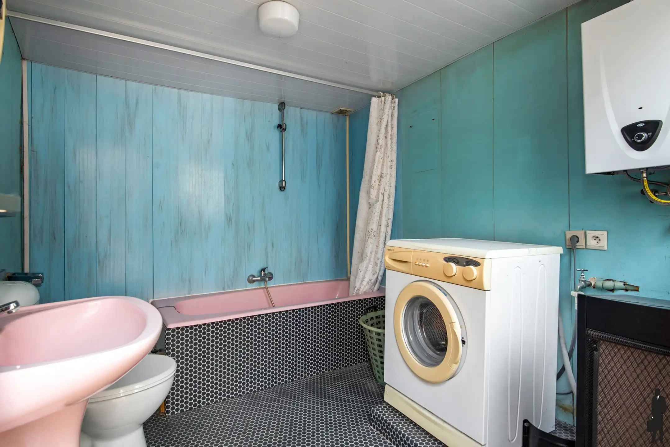 Te renoveren woning pal in het centrum van Hemiksem foto 7