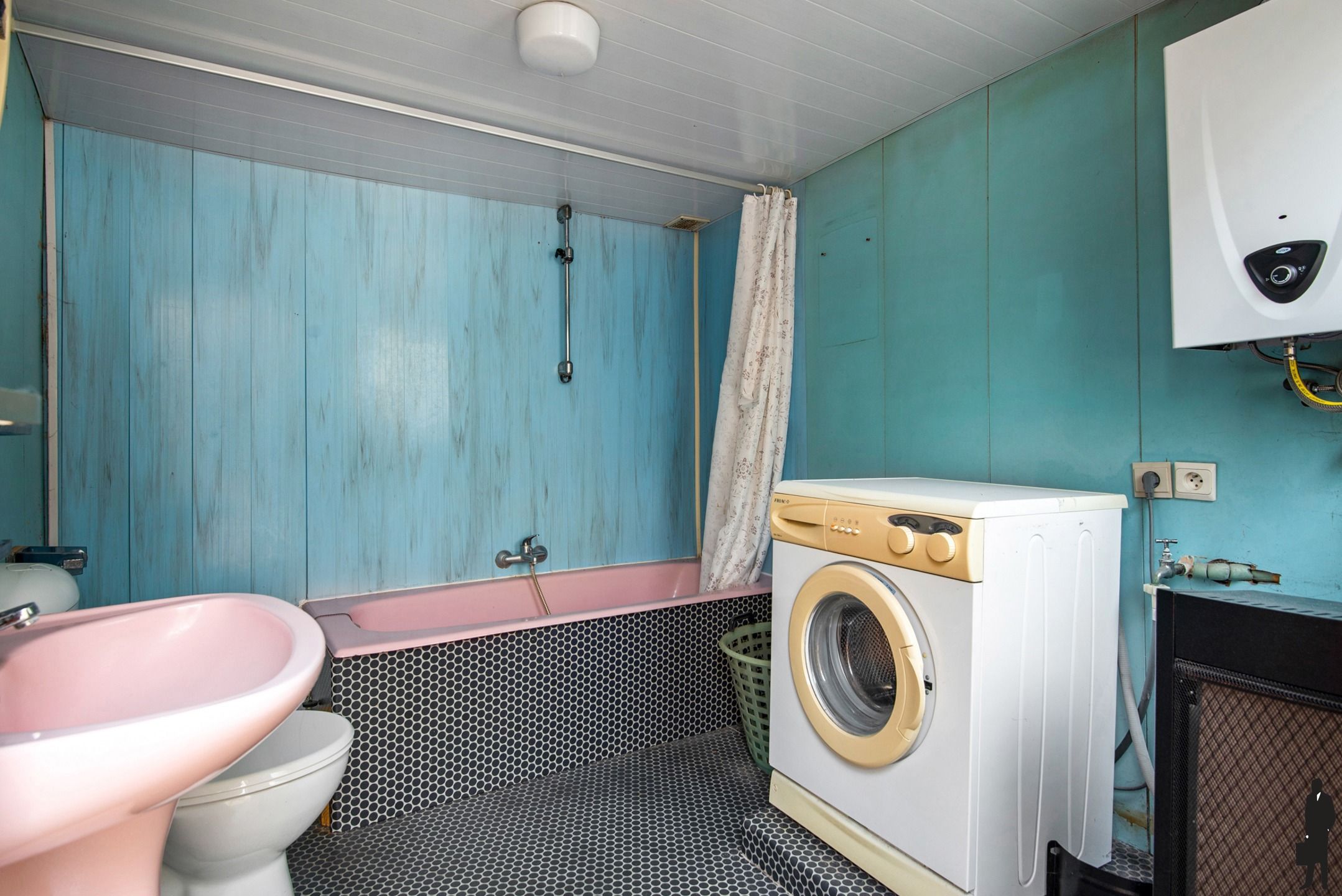 Te renoveren woning pal in het centrum van Hemiksem foto 7