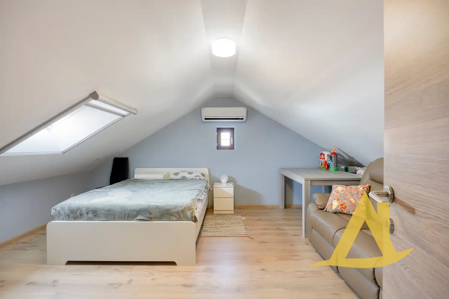 RUSTIG GELEGEN, INSTAPKLARE WONING MET TUIN RONDOM EN RUIME OPRIT foto 24