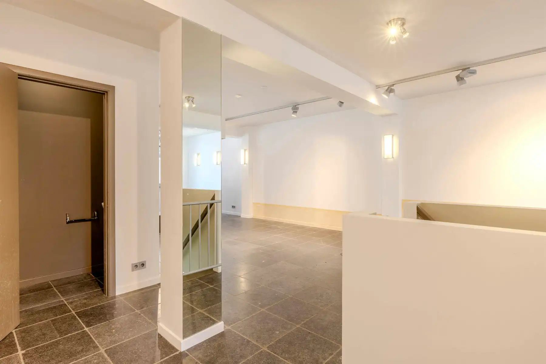 GLV handelspand/kantoor van 133m² met kelder, terras en tuin foto 6