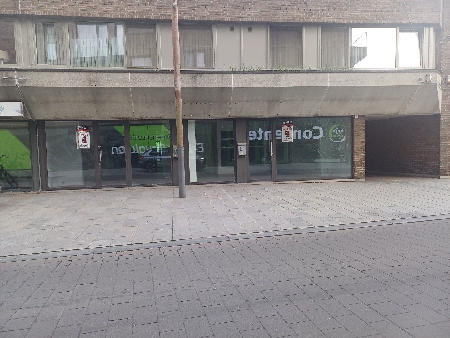 Instapklare handelsruimte midden in Neer(Pelt) centrum  foto {{pictureIndex}}