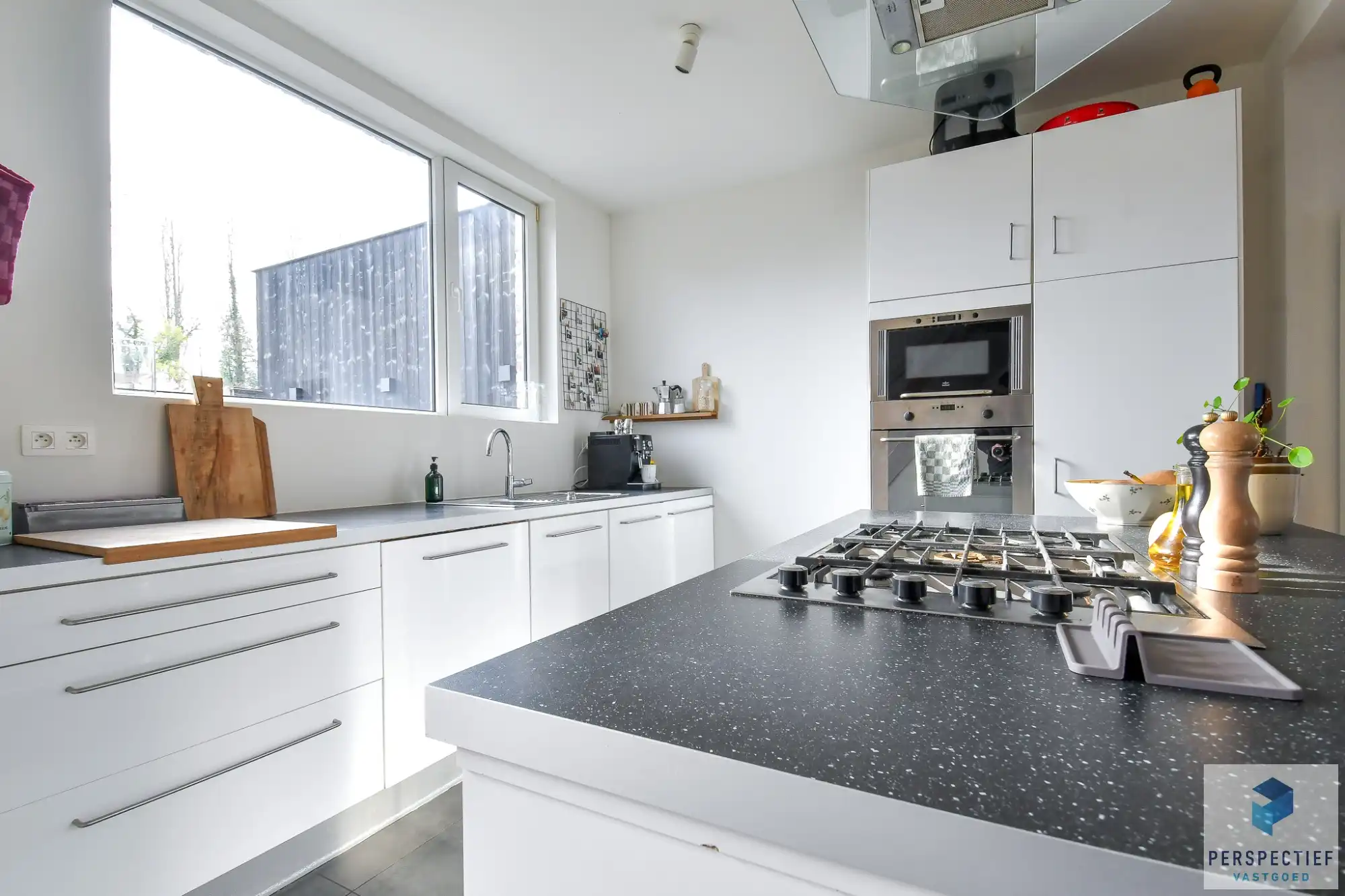 BEZOEKMOMENT VRIJDAG 20/03 VAN 15U TOT 17U |&nbsp;VERRASSEND RUIME CHARMANTE WONING met ZONGERICHTE GEZELIIGE TUIN foto 12