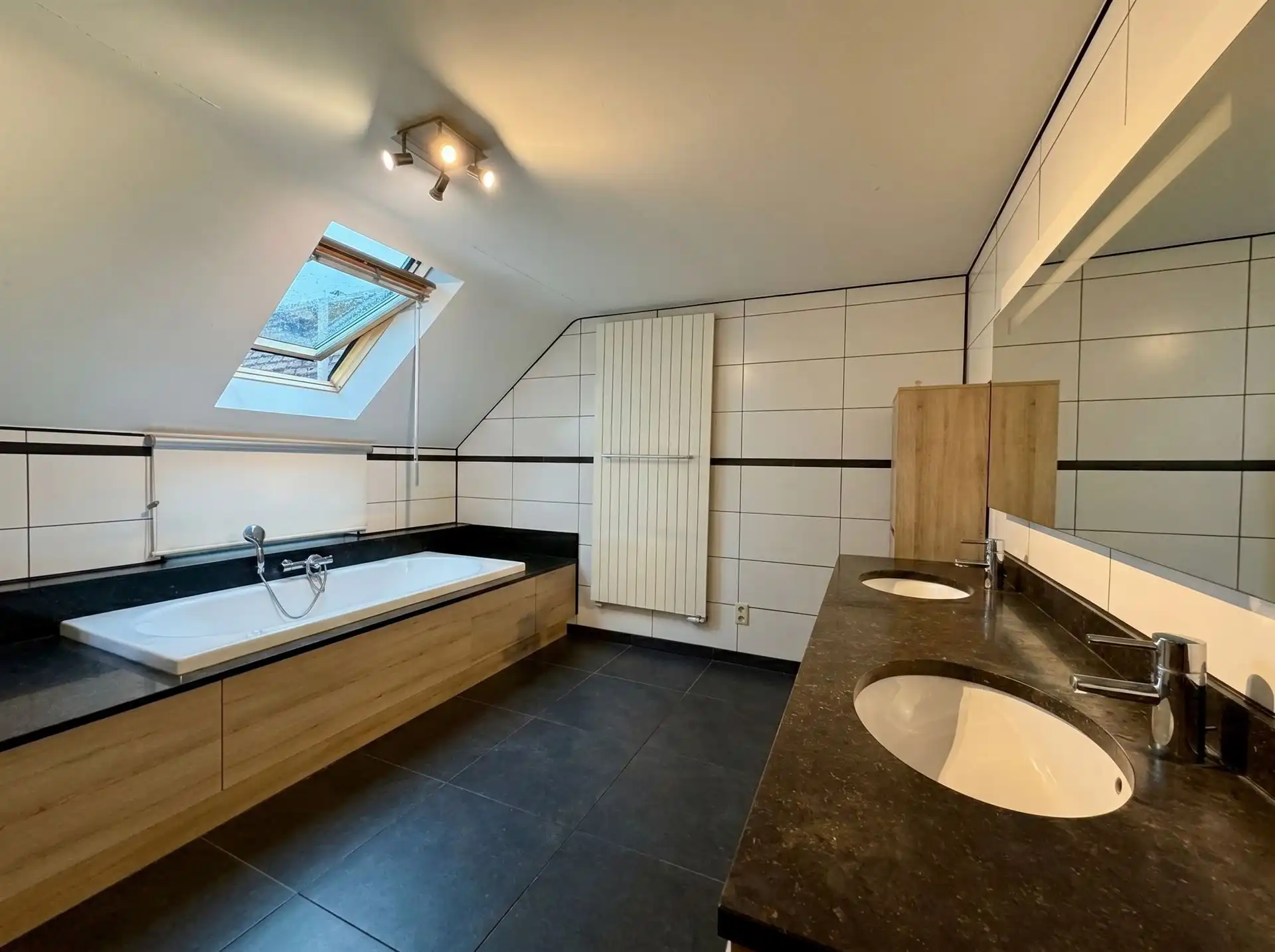 Ruim wonen op een toplocatie in Lanklaar met alle comfort, 2 terrassen en garagebox inbegrepen. foto 21