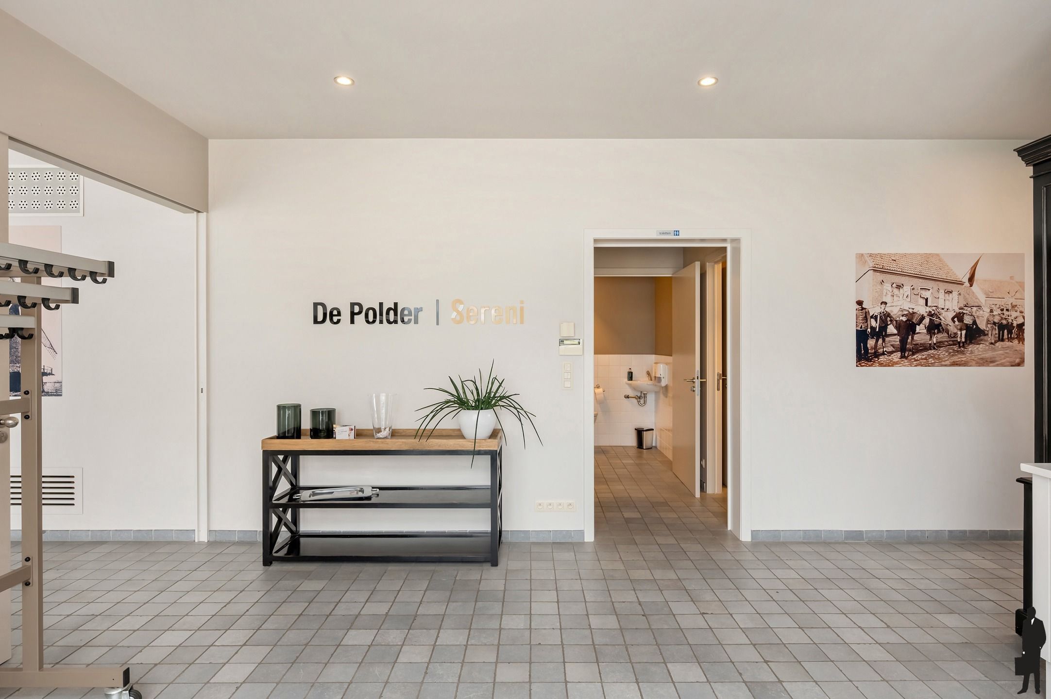 Polyvalent gebouw met 60 parkeerplaatsen en appartement! foto 3