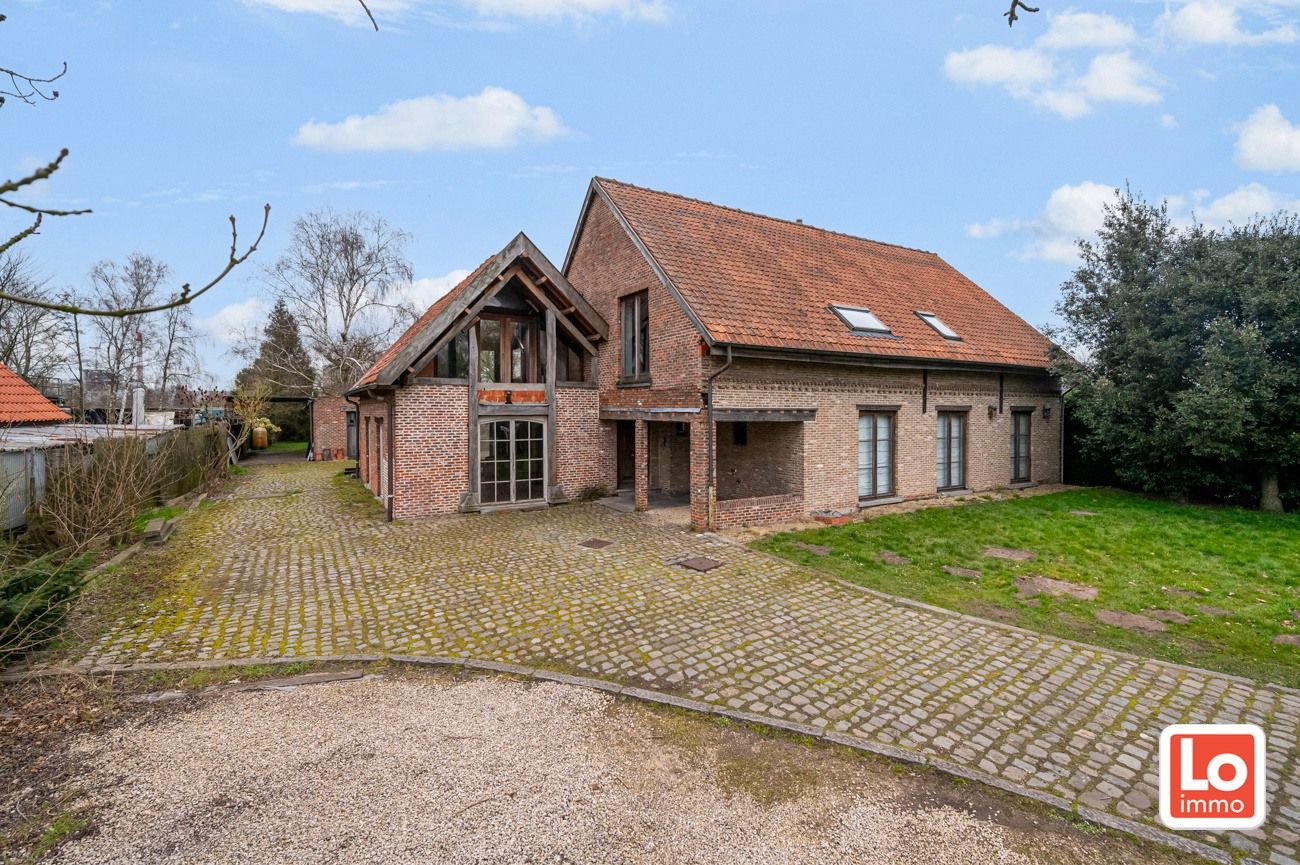 Hoofdfoto van de publicatie: VERKOCHT!! Ruime alleenstaande volledig te renoveren woning met afzonderlijke garage op een makkelijk bereikbare locatie in Desteldonk.