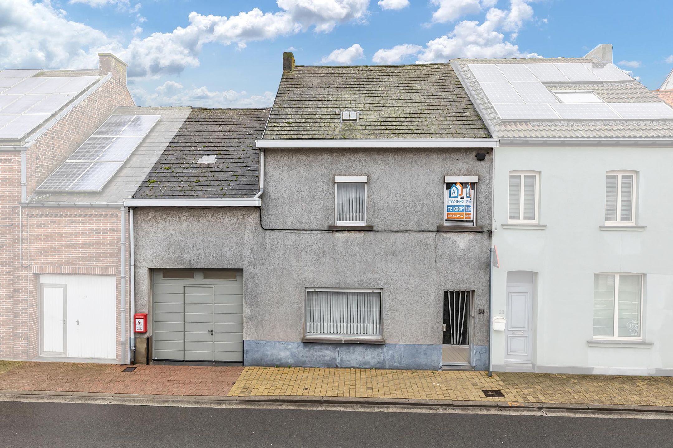 Hoofdfoto van de publicatie: Ruime te renoveren woning met garage en veel potentieel