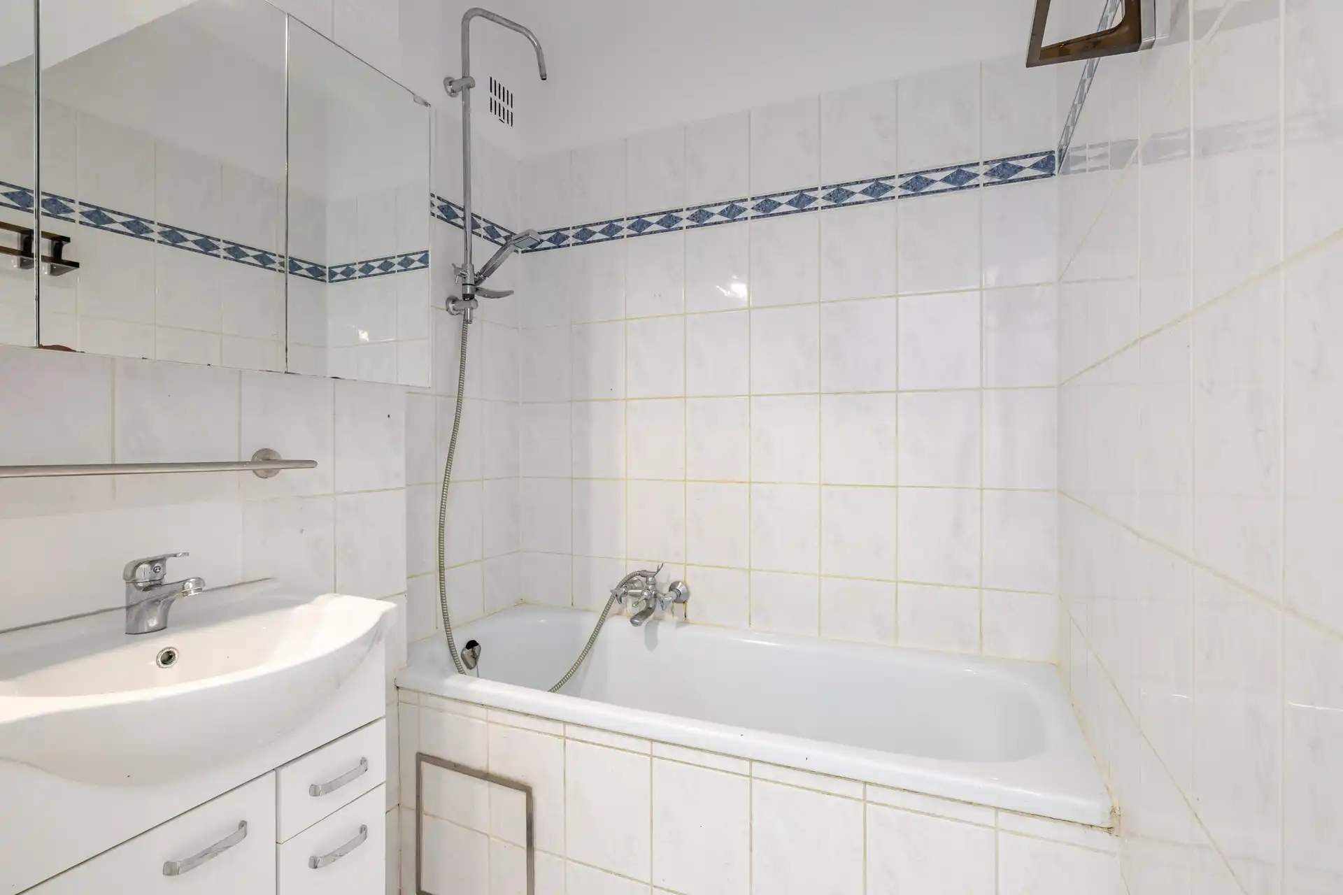 Lichtrijk één slaapkamer appartement foto 9