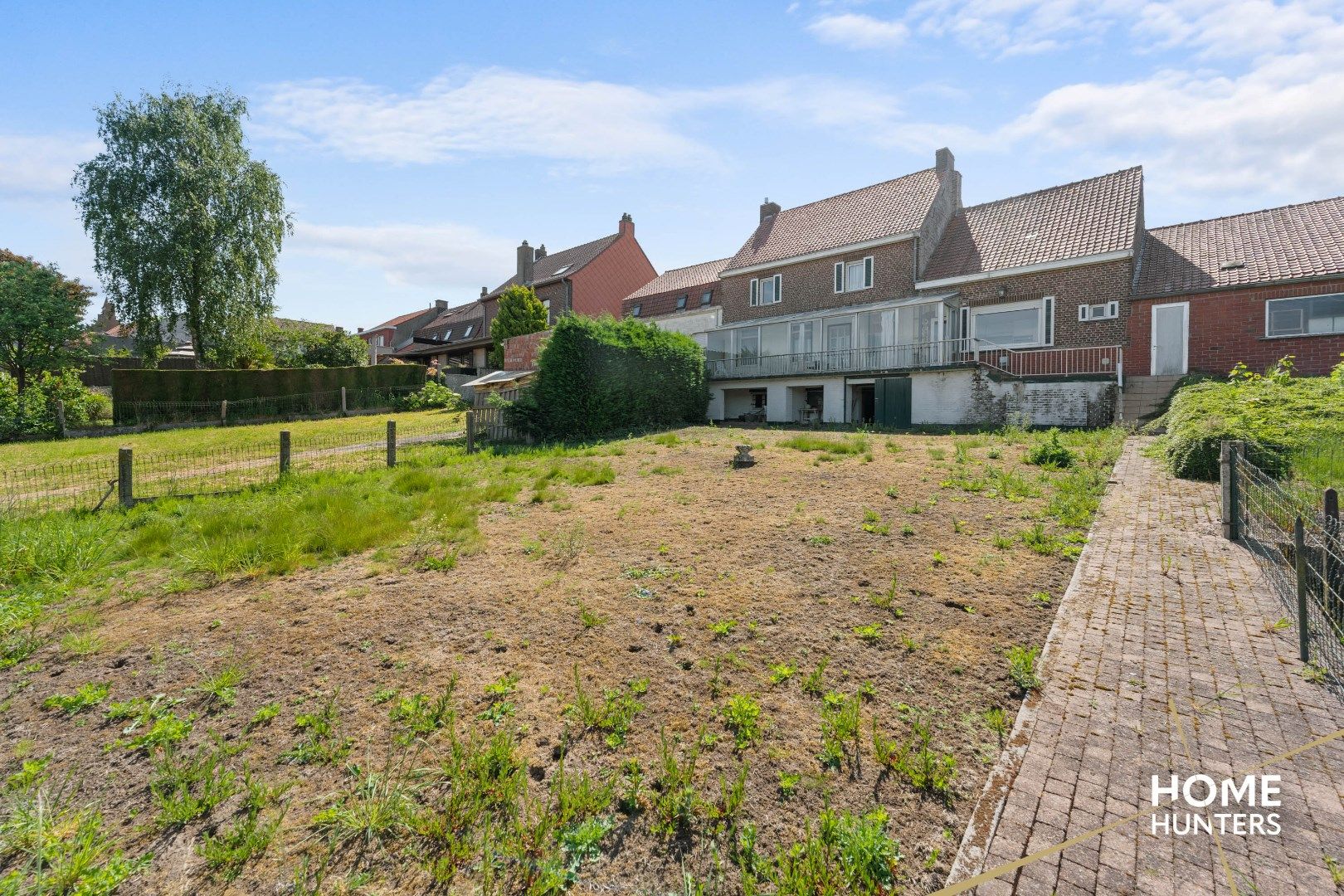 Karaktervolle woning met 6 garages en panoramisch zicht op groen landschap foto 6