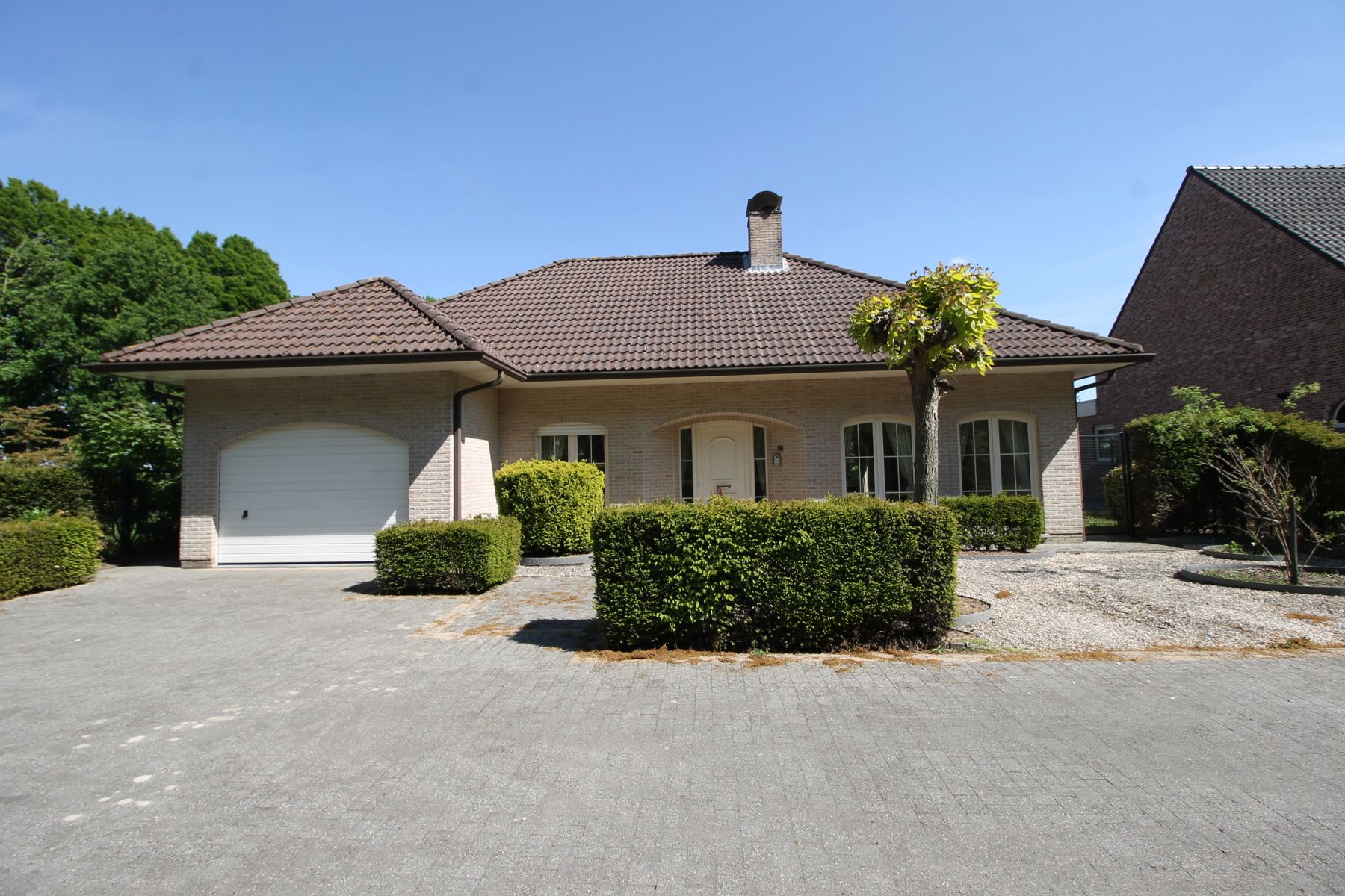 Energiezuinige laagbouwwoning met 3 slaapkamers en terras met tuin. foto {{pictureIndex}}