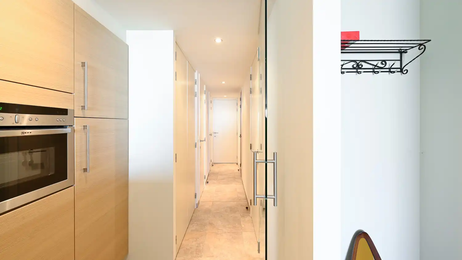 Instapklaar 2-slaapkamerappartement met frontaal zeezicht in een recent gebouw op de zeedijk te Duinbergen. foto 7