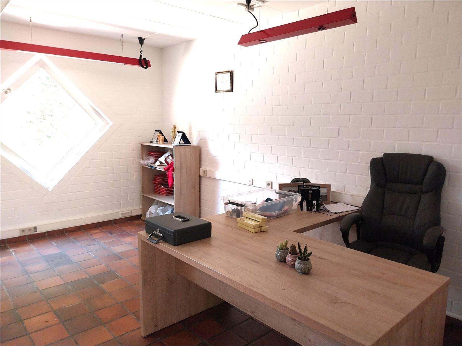 TE HUUR: Multifunctioneel gebouw op het industrieterrein van Beringen! foto 8