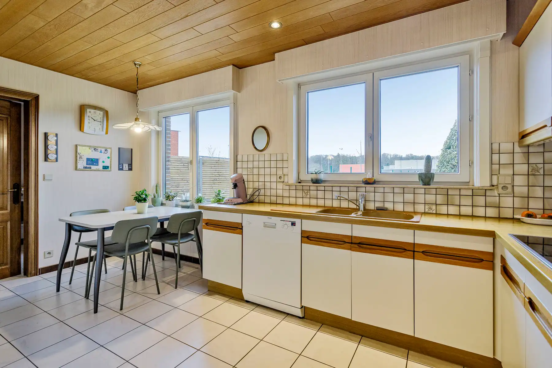 Gelijkvloerse gezinswoning met 4 slaapkamers en grote tuin foto 9