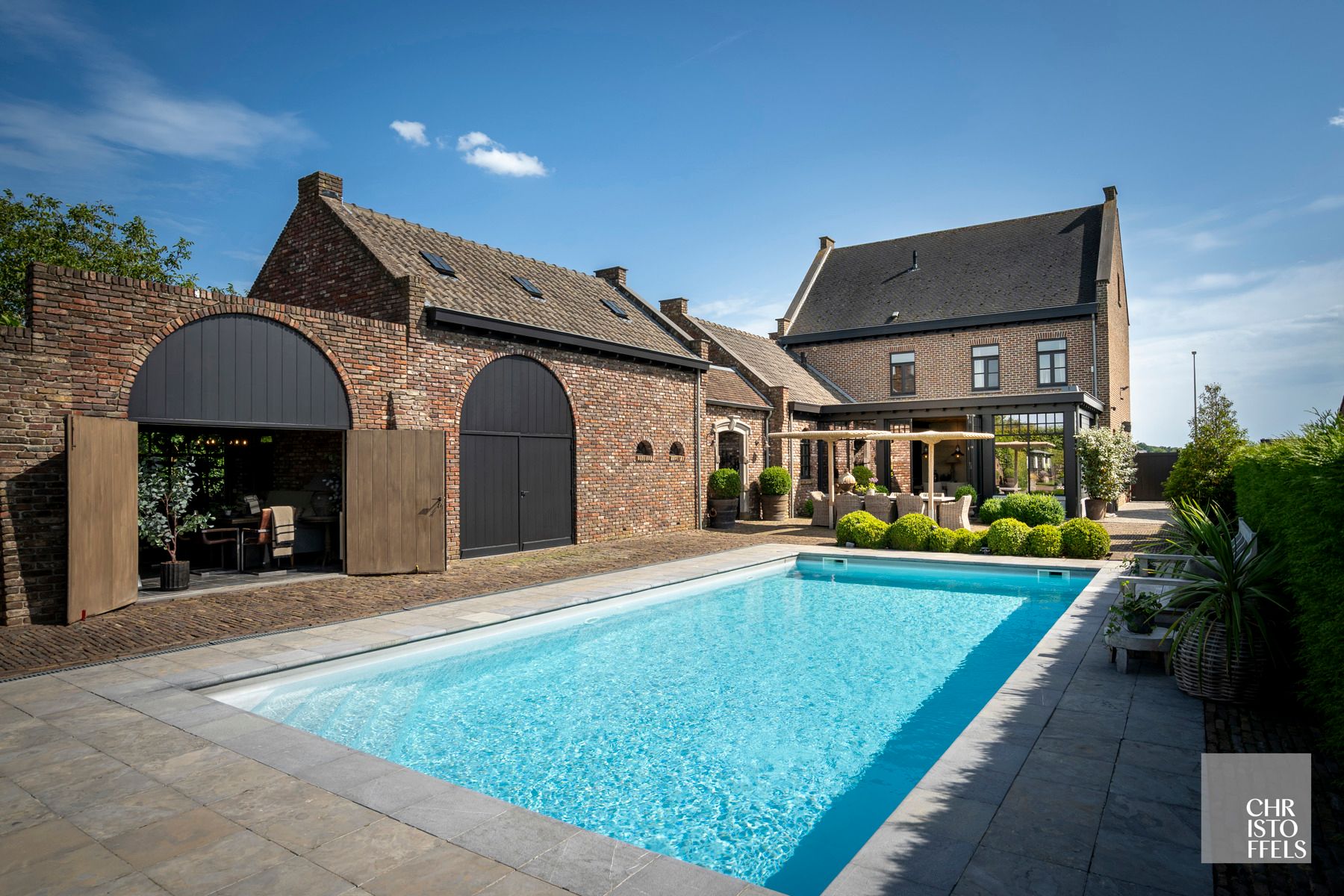 Stijlvolle herenvilla van 533 m² met zwembad, wintertuin en gastenverblijf nabij de Nederlandse grens! foto {{pictureIndex}}