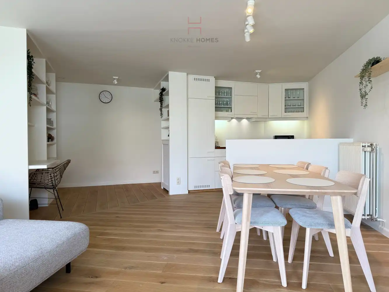 Gemeubeld twee-slaapkamerappartement met zonnig terras foto 4