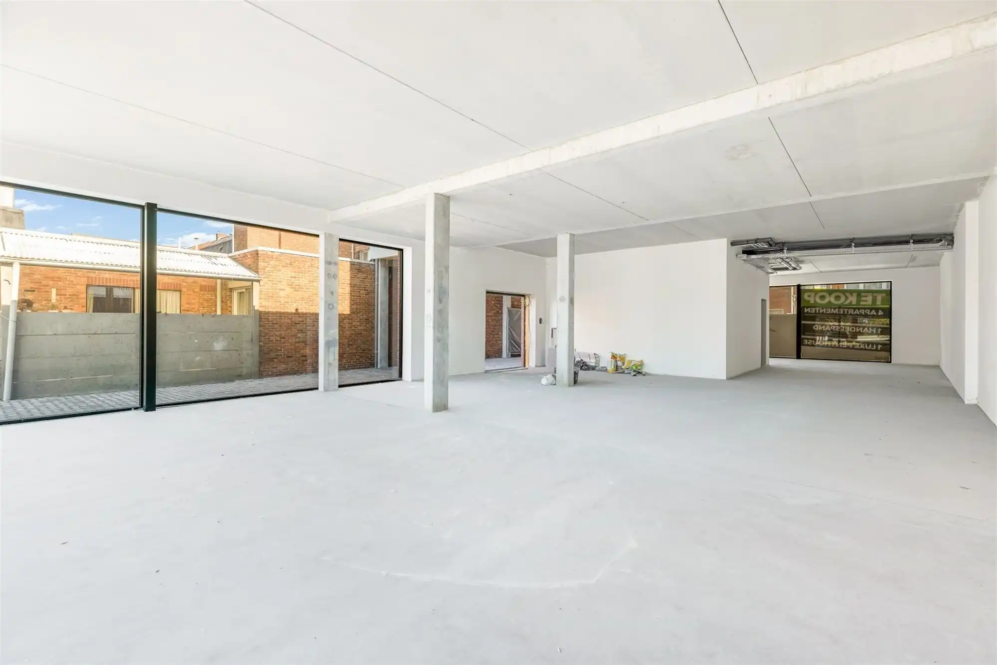 HANDELSRUIMTE VAN 195M² MET GROTE RAAMPARTIJEN, OPEN STRUCTUUR VOOR TALLOZE MOGELIJKHEDEN EN RUIME PARKEERMOGELIJKHEDEN AAN DE ACHTERZIJDE foto 4