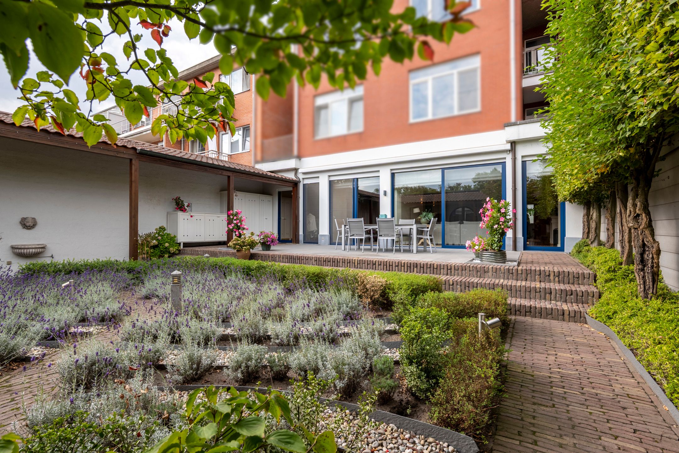 Stijlvol gelijkvloers appartement met binnenterras, tuin en binnenzwembad met wellness. foto 41