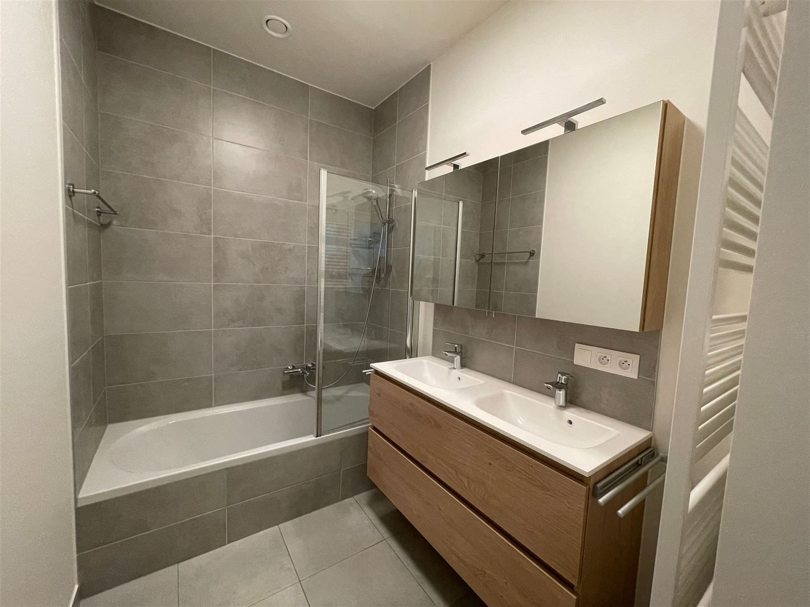 Appartement 2 slaapkamer met terras, berging en parkeerplaats foto 11