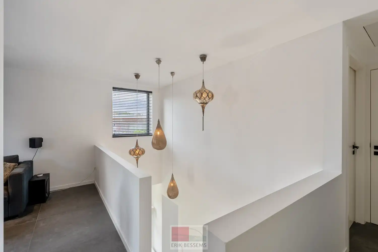Op een royaal perceel van circa 910 m² ligt deze moderne en energiezuinige woning van circa 177 m² bewoonbare oppervlakte, met een weids panorama over het Limburgse Heuvelland. foto 17