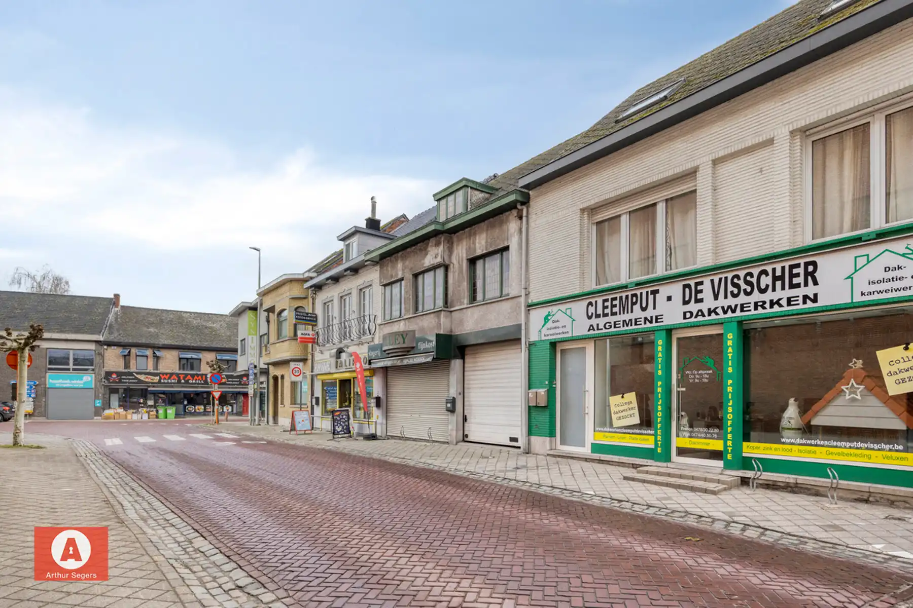 Te renoveren Handelshuis met woonst en inpandige garage.  foto 2