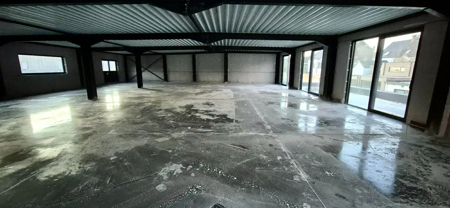 MULTIFUNCTIONEEL NIEUWBOUW COMMERCIEEL GEBOUW MET RUIME PARKING foto 3