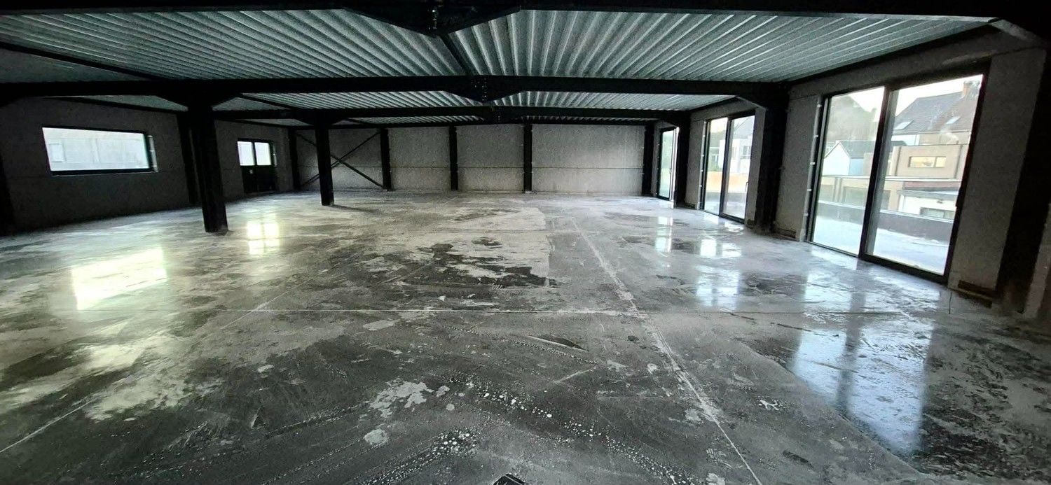 MULTIFUNCTIONEEL NIEUWBOUW COMMERCIEEL GEBOUW MET RUIME PARKING foto 3