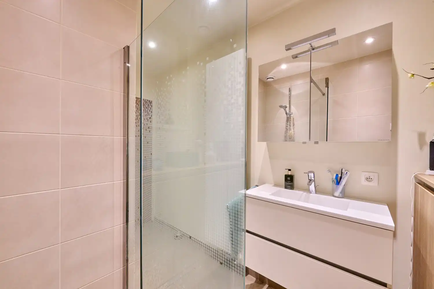 Gezellige en goed onderhouden bungalow met praktische bovenverdieping op fraai aangelegd perceel foto 11