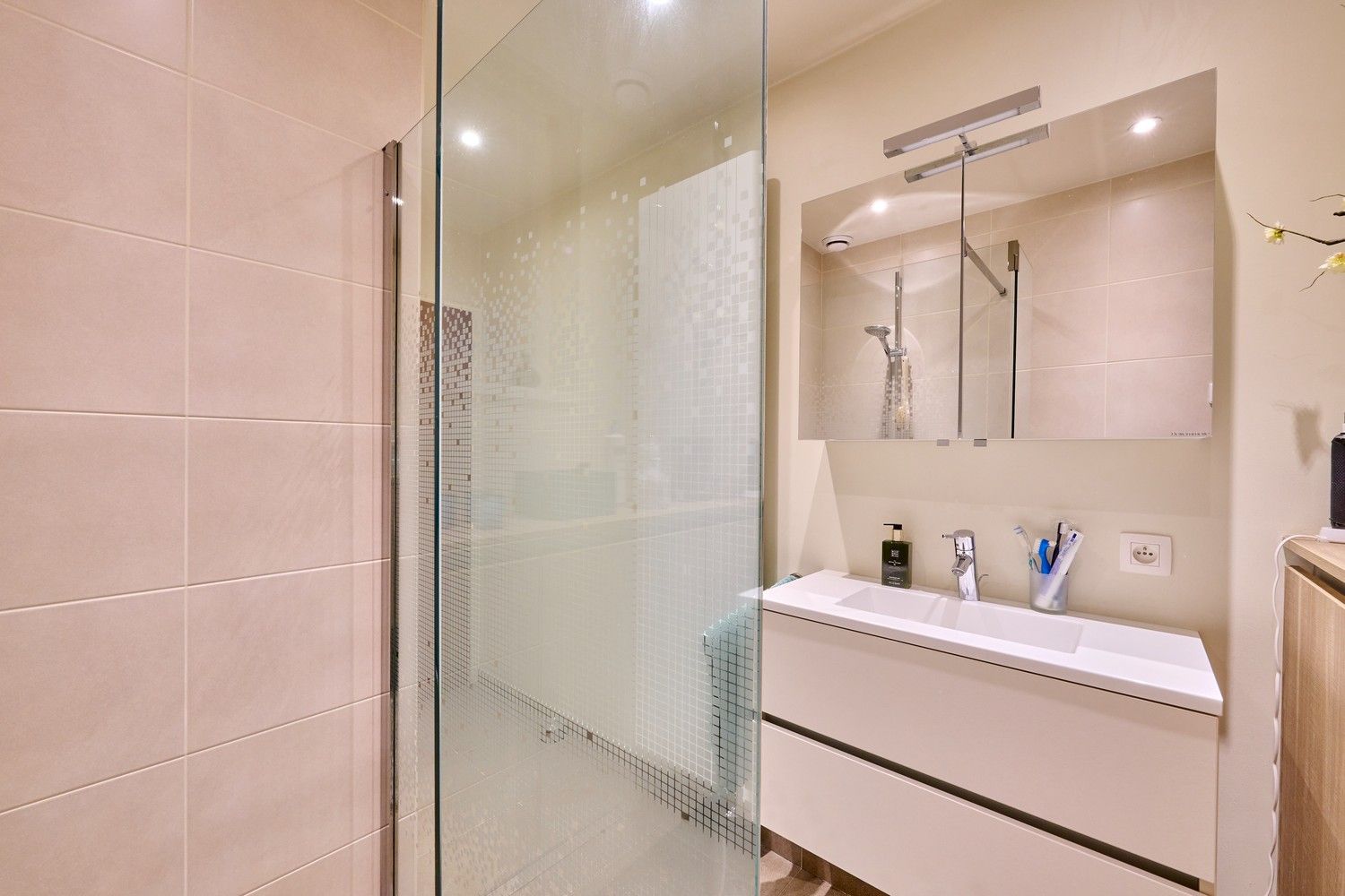 Gezellige en goed onderhouden bungalow met praktische bovenverdieping op fraai aangelegd perceel foto 11