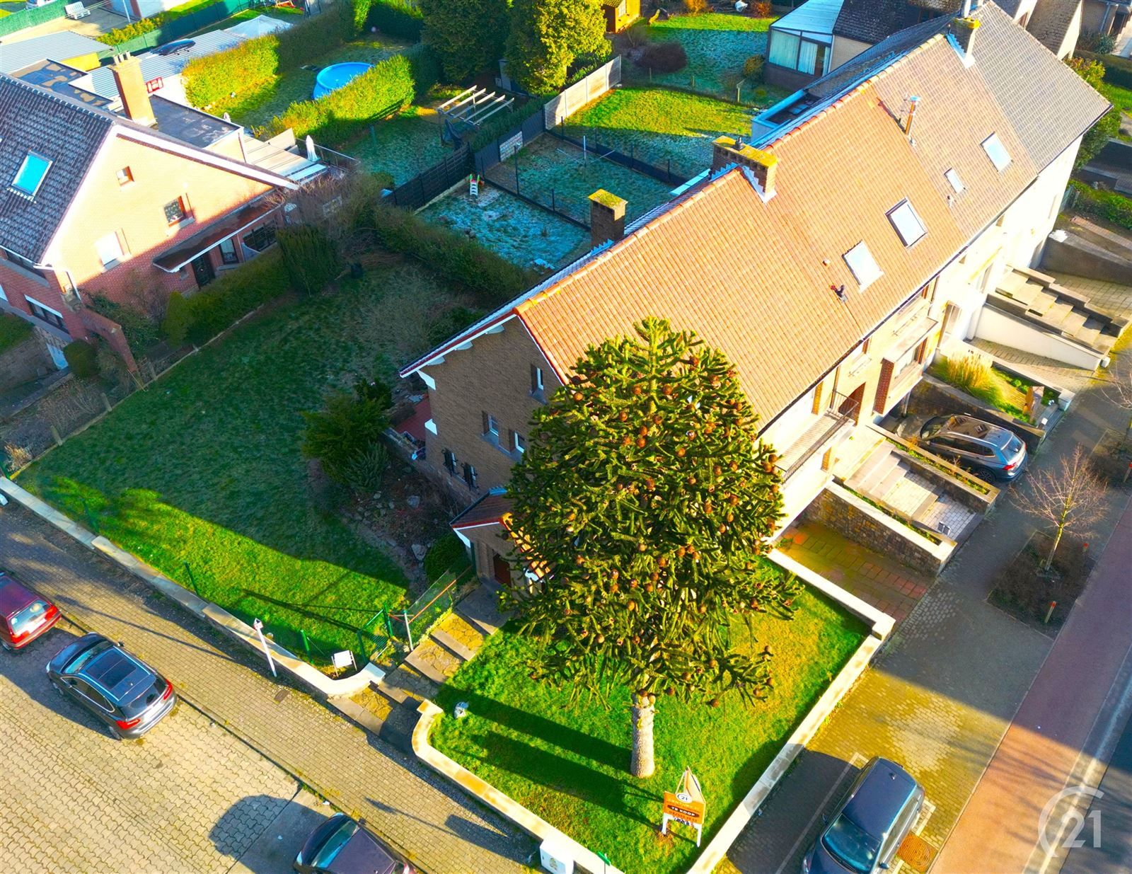 Karaktervolle driegevel villa met grote garage foto 38