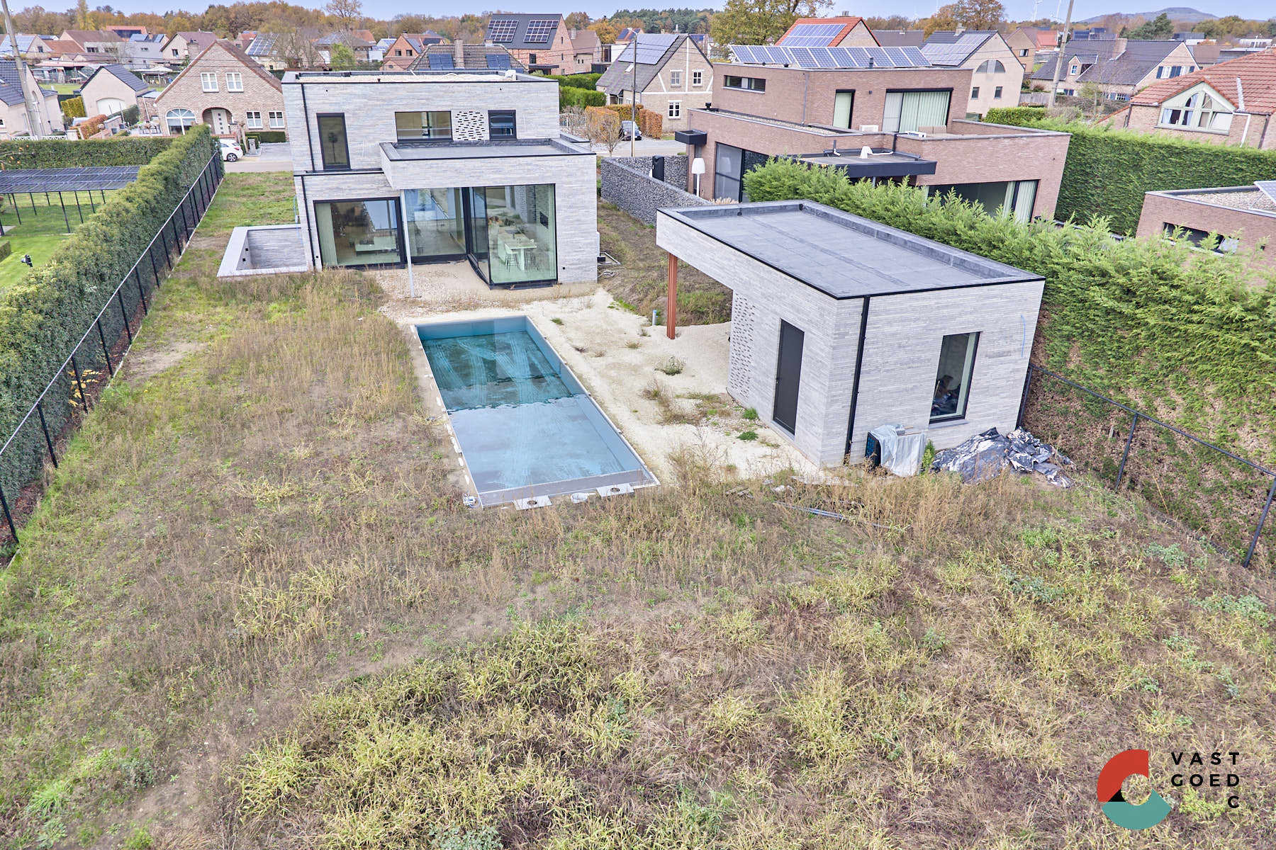 Moderne villa met zwembad op een knap perceel van 16 are. foto 2