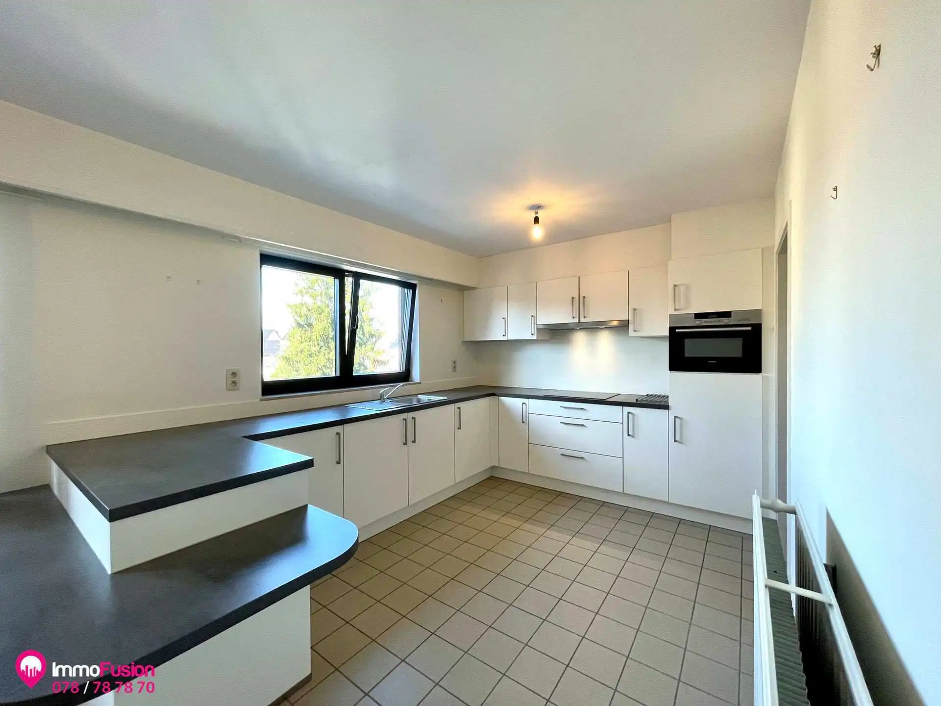 Mooi 2-slaapkamer appartement met terras in het centrum! foto 9