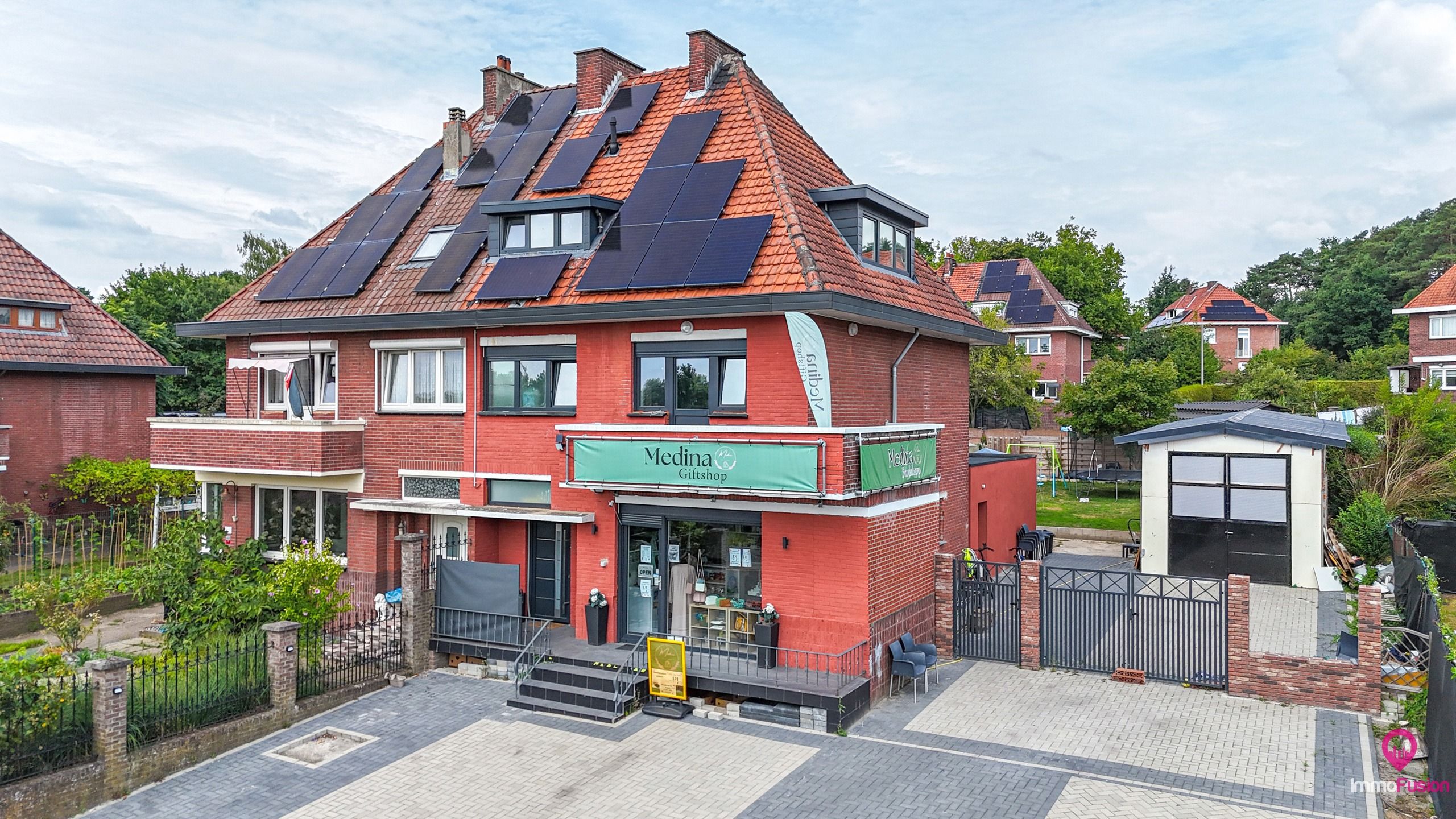 Woning met handelsruimte en 203 m² woonopp. te Houthalen! foto {{pictureIndex}}