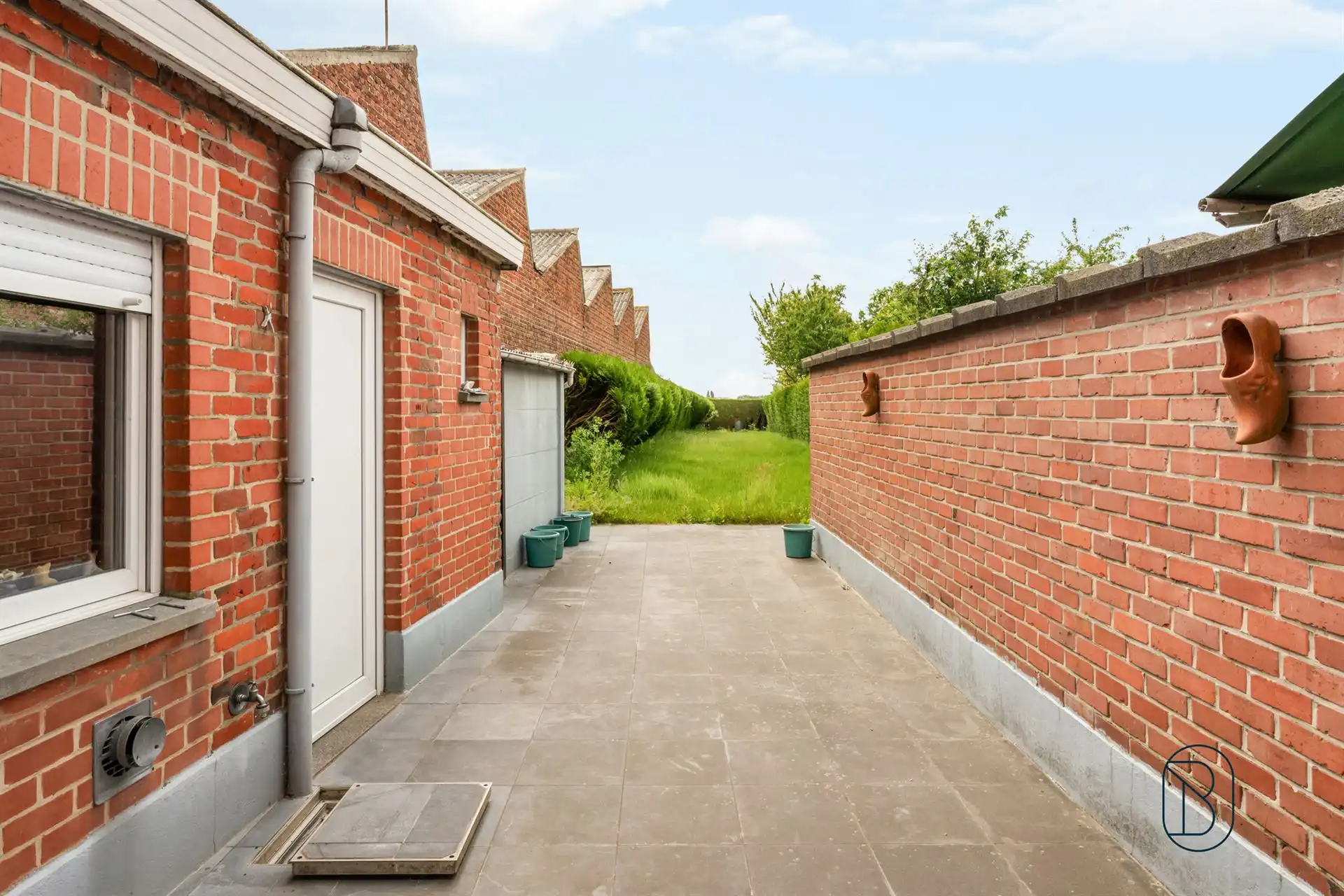 Te renoveren gezinswoning met 3 slaapkamers en grote tuin! foto 3
