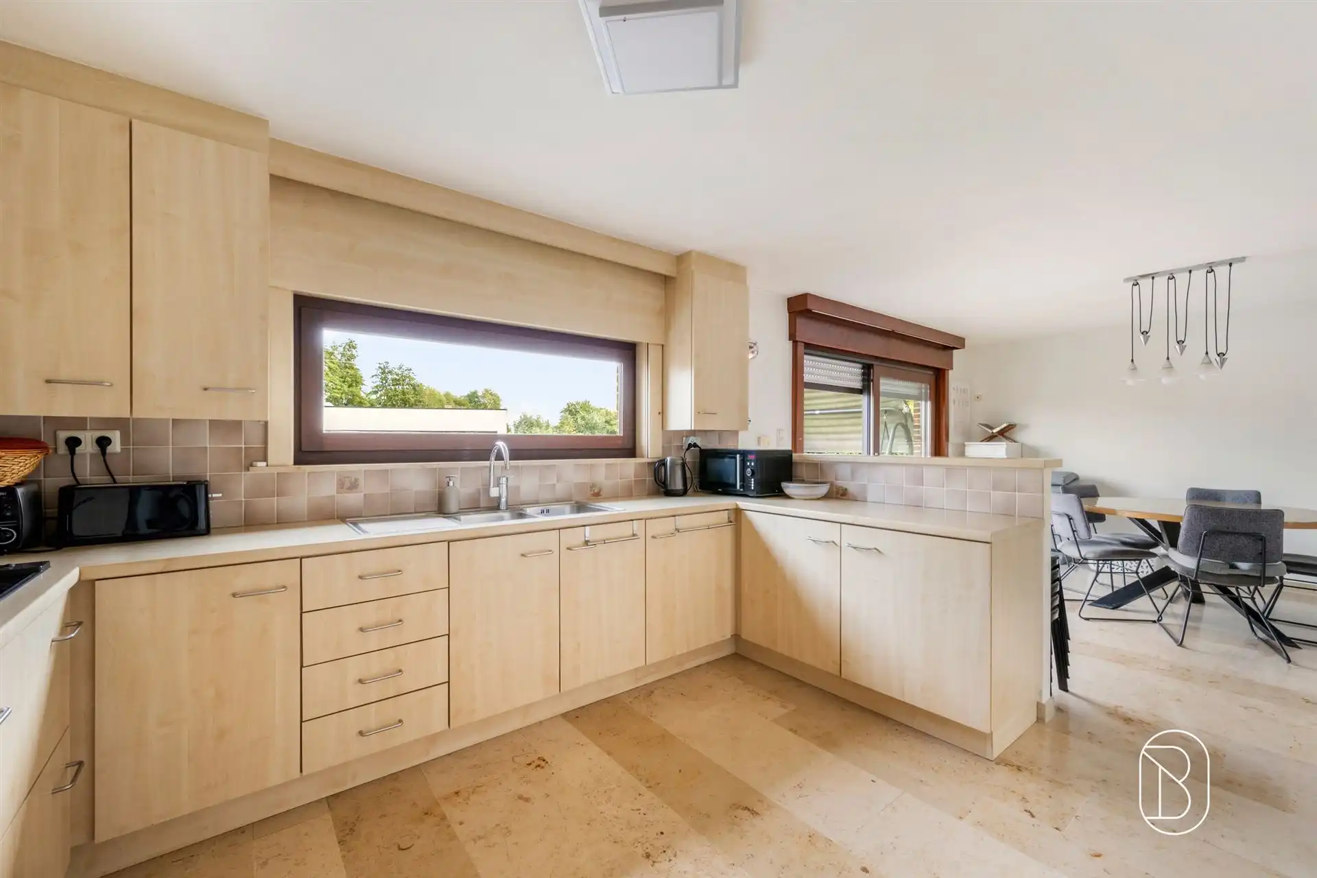 Ruime woning met atelier, bureau en maar liefst 3 garages foto 13