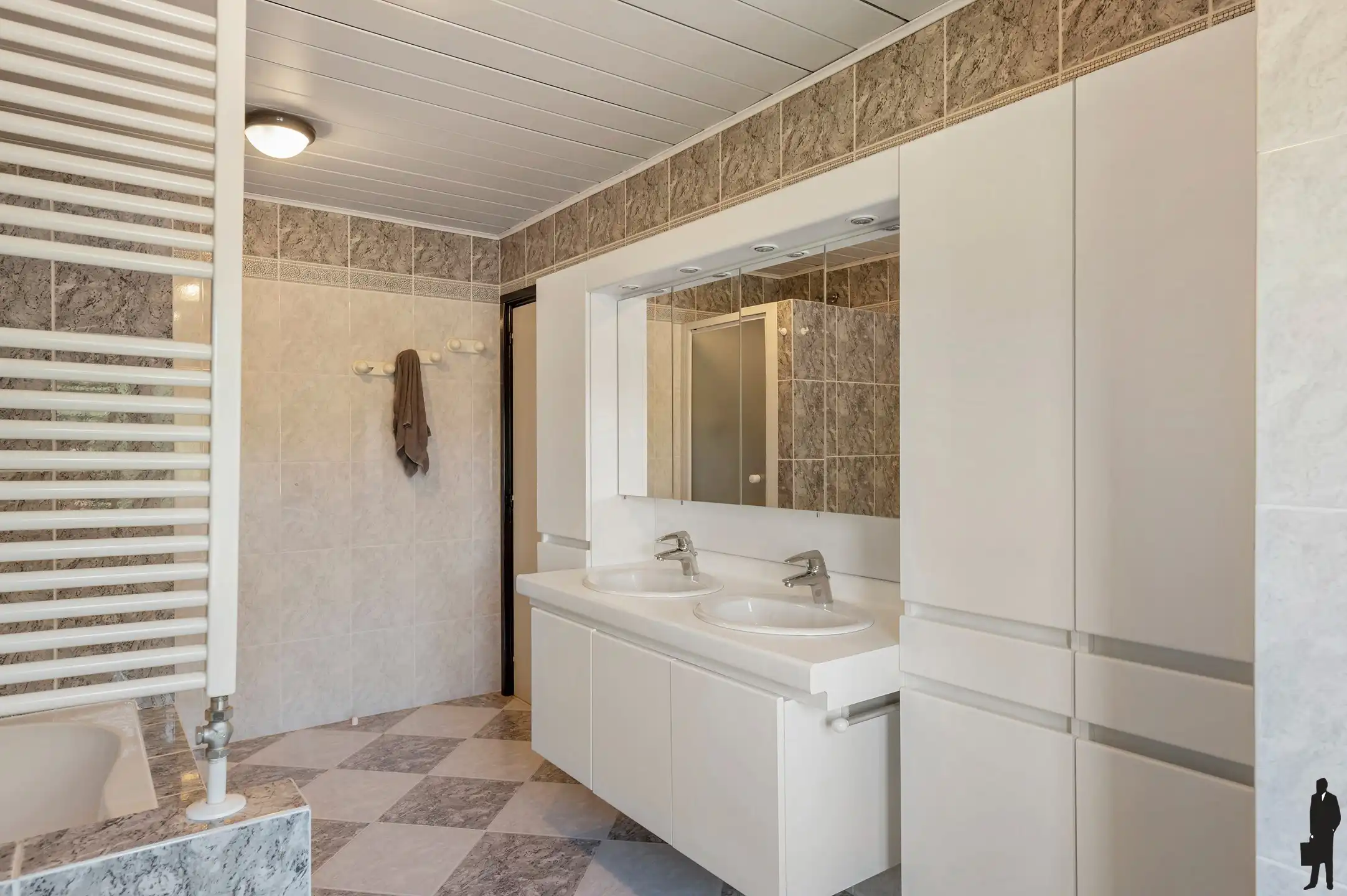 Rustig gelegen ruime gezinswoning met maar liefst 7 slaapkamers, meerdere garages en tal van praktische troeven. foto 19