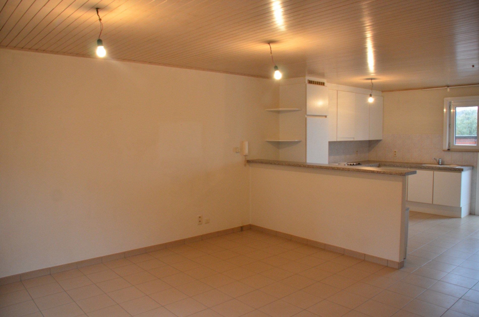 Centraal gelegen appartement met carport te Olsene foto 4