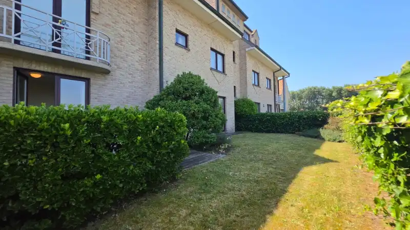 Instapklaar appartement met 2 slaapkamers en twee privé tuintjes: altijd zon en altijd een schaduwplekje! foto 8