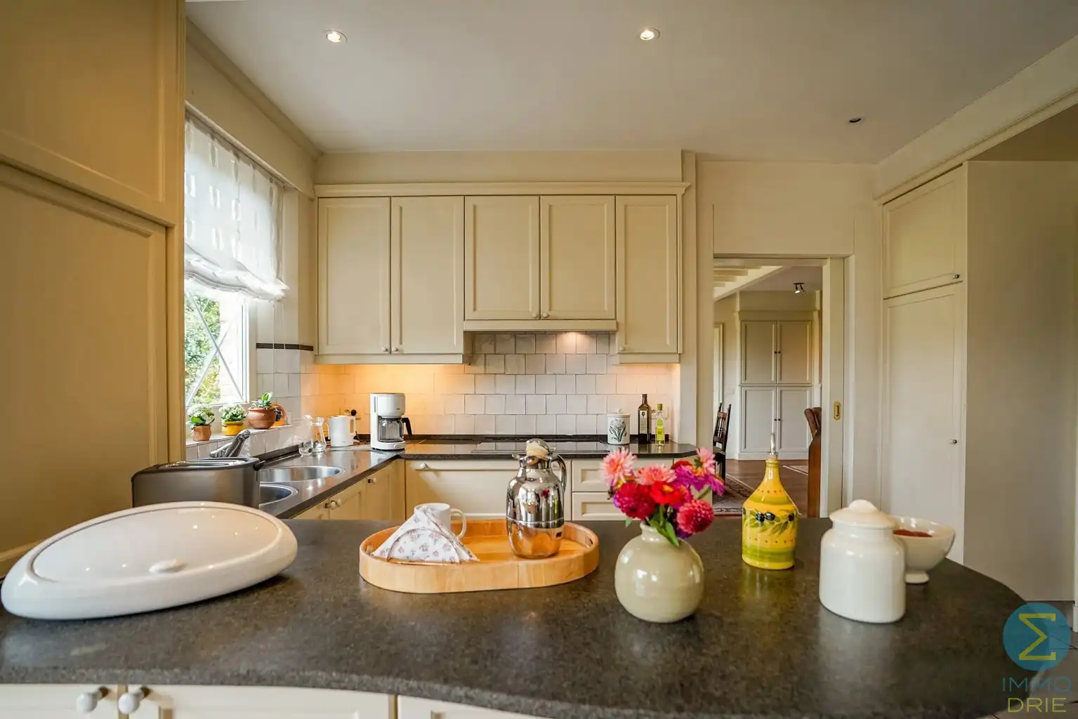 Exclusieve villa met bijgebouwen op 6.660m² grond foto 9